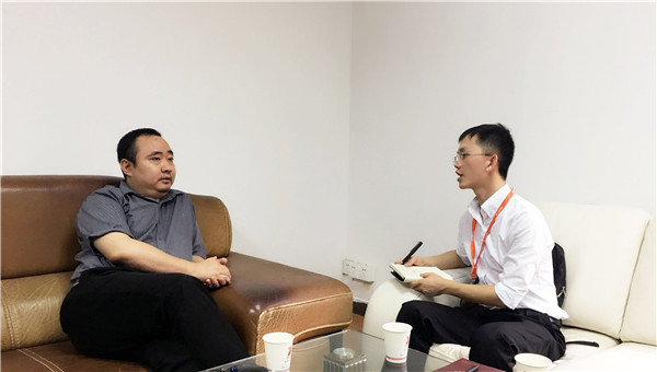 八块钱网记者采访亚欧总设计师罗峰