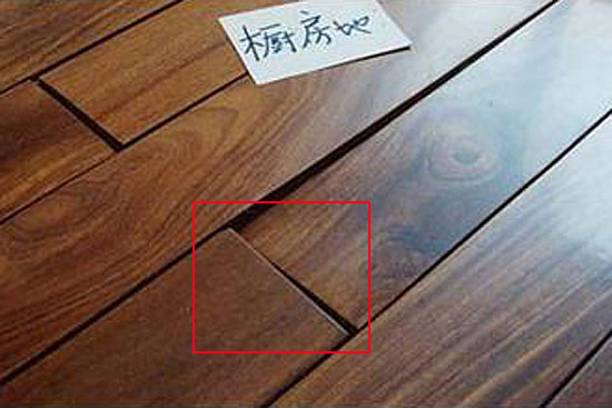 地板铺装时周边预留缝隙不足