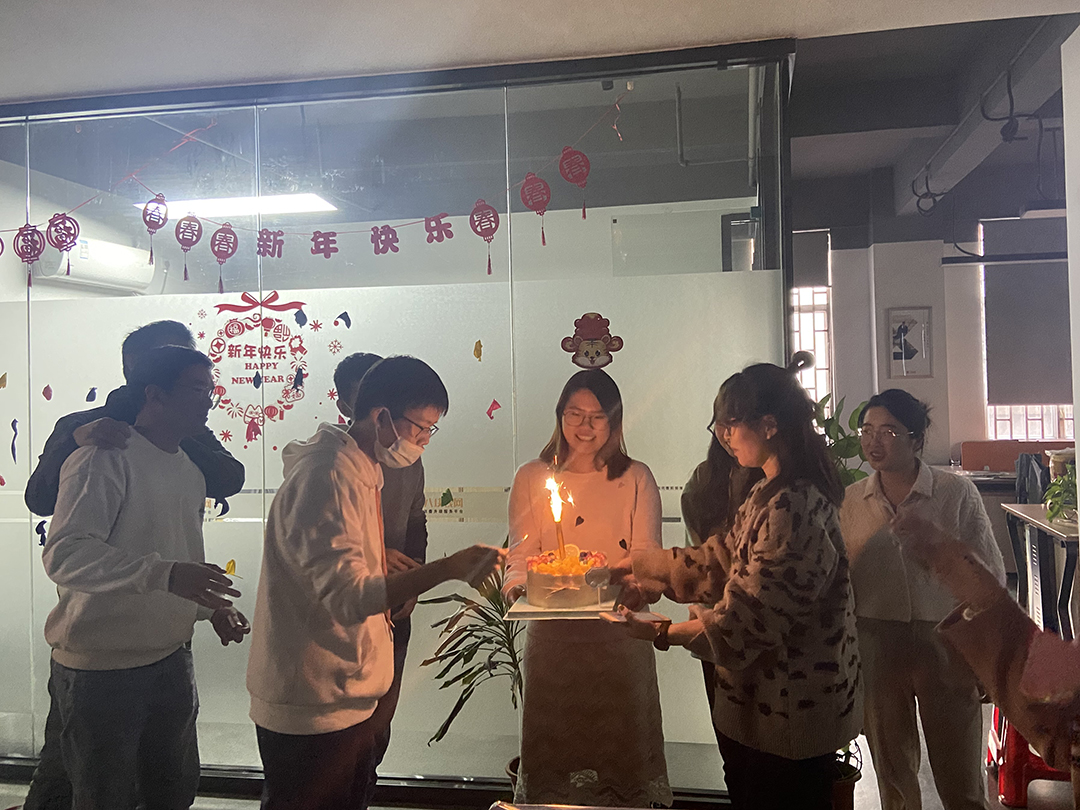 八块钱网总部辞旧迎新活动暨员工生日会隆重举行