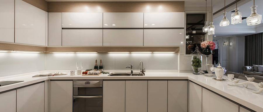 2022款现代简约厨房橱柜尺寸多少合适？效果图有哪些特点？